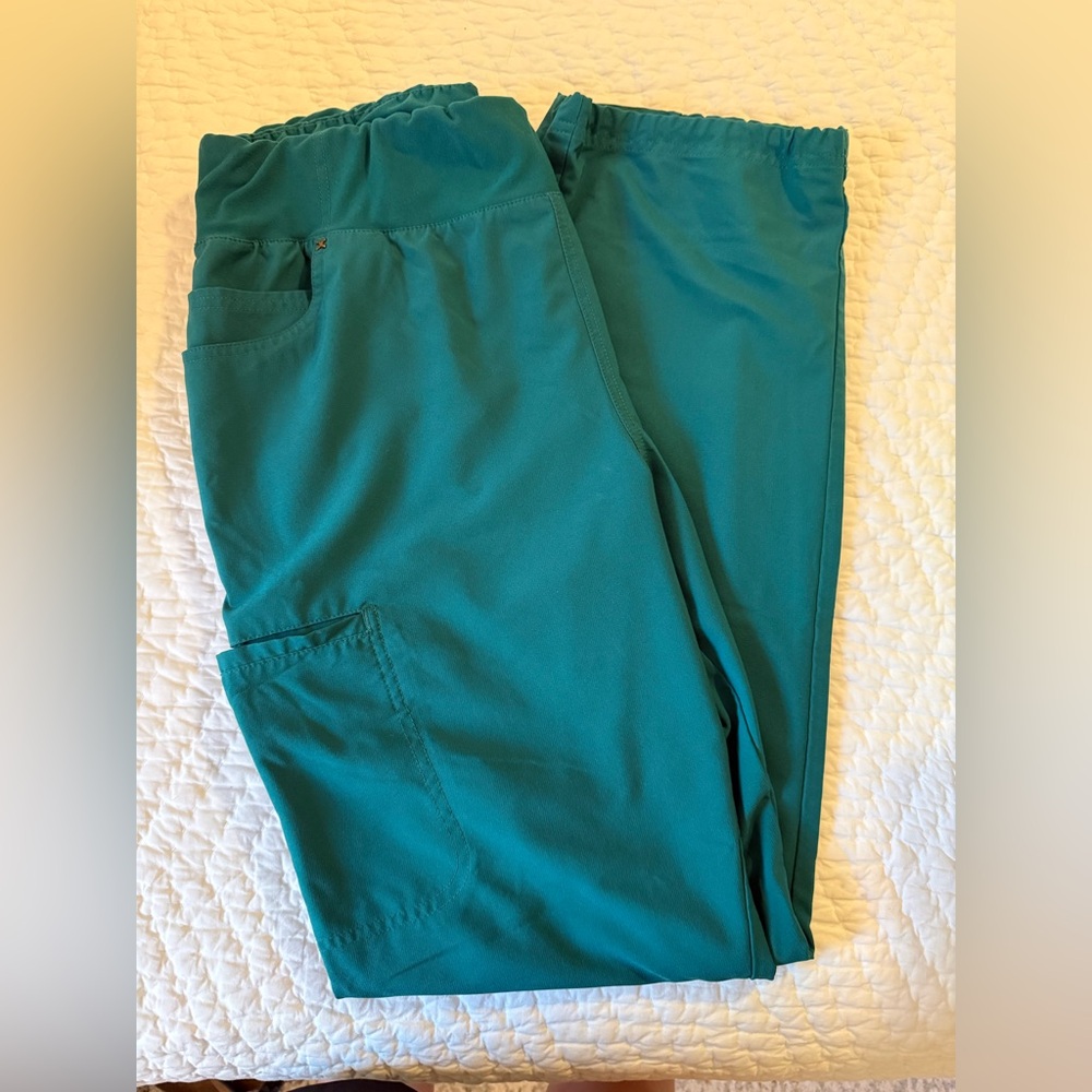 Women’s Hunter Green Cargo Scrub Pants with Elastic Waist